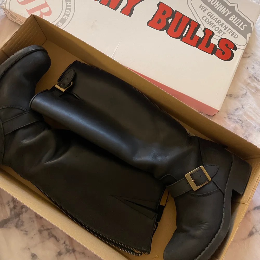 Äkta johnny bulls stl 37 600kr . Övrigt.