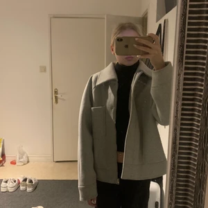 Nakd kappa - Den populära nakd jackan i grå , hyfsat fint skick  , står ej storlek med storleken är 38 och sitter snyggt på mig som oftast har Xs/S , bud på 460kr köpt direkt för 550kr , köparen står allrid för frakt 