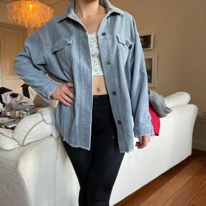 Blå Manchester jacka  - Ascool jacka nu till våren från zara. Använd fåtal gånger. Står storlek S men den är oversized så passar M med.