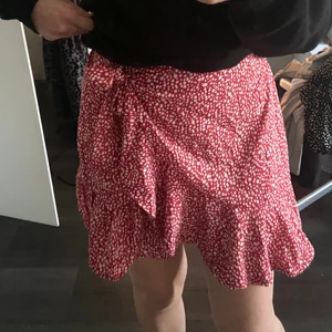 Kjol - Rödprickig kjol i bra skick. Köparen står för frakten💕