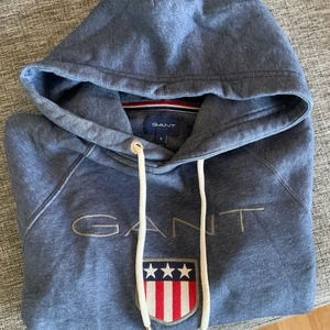 Gant hoodie - Blå Gant hoodie i strl S, sitter rätt tajt. 
