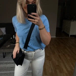 Blå T-shirt från zara  - T-shirt från Zara. Sparsamt använd! Stl S