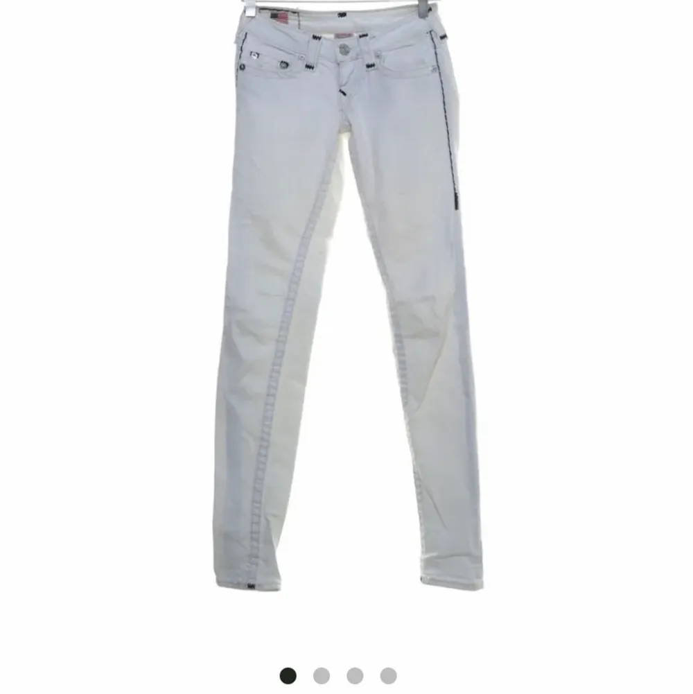 vita true religion jean lågmidjade köpta på sellpy aldrig använda . Jeans & Byxor.