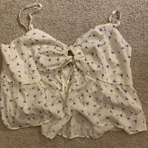 :) - en slags tröja från Bikbok. Aldrig använd, säljer för den inte kommer till användning 💓