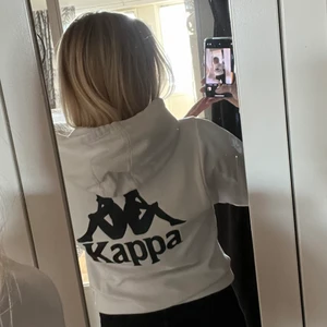 Cool hoodie med tryck på ryggen - En cool hoodie från kappa med ett stort kappa tryck på ryggen. Väldigt bra skick utan några skavanker. 