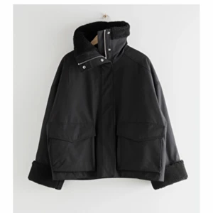 Jacka från & Other stories - Kör en intressekoll på denna jackan från & Other stories. Använda ungefär 3 gånger och är som ny. Den är i storlek S. Kostar 1450kr på deras hemsida. Kom gärna med frågor om mer bilder och skriv bud privat om ni skulle vara intresserade🥰