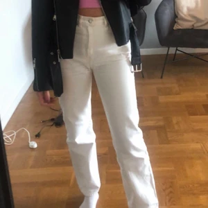 Weekday jeans - Så snygga vita jeans från weekday storlek W26 L32 (ca xs/s). Modellen är rowe. Säljer då dom är för små, men mycket fint skick!!💜