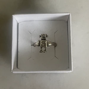 Justerbar robotring  - Robotring. Fint skick. Köpt från ett uf-företag och går inte få tag på längre. 💘