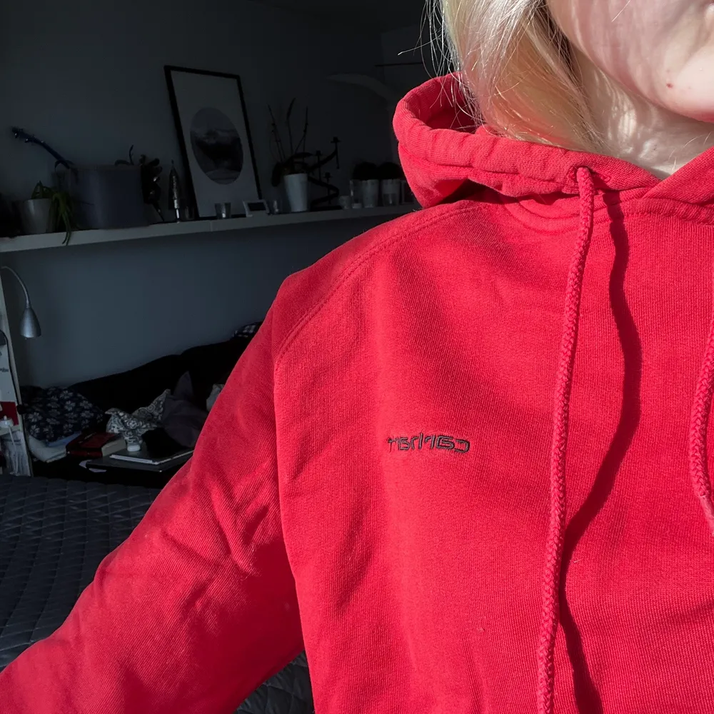 Cool hoodie från carhartt med supernice passform. Snygg röd färg. Använd men i jättebra skick. Säljer för att den ej kommer till användning.. Hoodies.