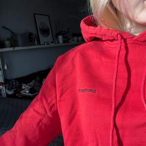 Cool hoodie från carhartt med supernice passform. Snygg röd färg. Använd men i jättebra skick. Säljer för att den ej kommer till användning.