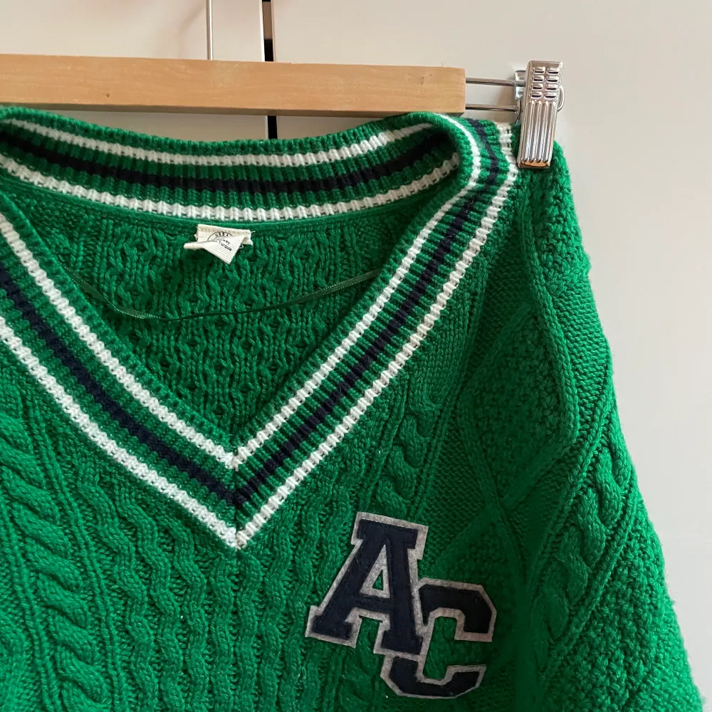 Säljer den här nästan helt oanvända gröna tröjan från Urban Outfitters! Den är ganska stretchig så passar flera storlekar. Där är lite croppad och v-ringad. Köpt för 599kr. Tröjor & Koftor.