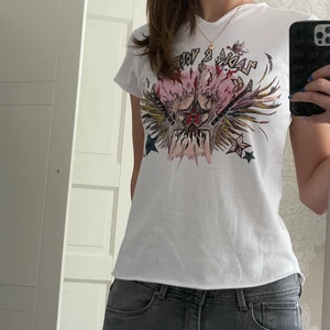 Zadig Tröja - Super fin och populär tröja från Zadig and Voltaire, använd fåtal gånger och säljer då den inte kommer till användning💕 Tröjan är Storlek S- 14 år, och sitter perfekt på mig som vanligtvis har S och är ca 173. Kom privat för fler frågor och funderingar🥰 ( om många är intresserade blir det budgivning)