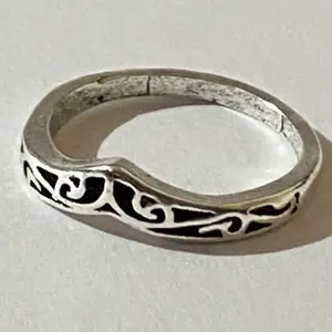Silverring i form av en krona med små mönster.