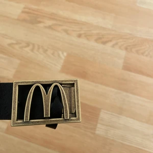 McDonalds bälte  - Har slutat på donken sen fler måndader tidigare och säljer just nu mitt bälte det unisex. Bältet går ej att köpa då det endast är anställda som har.  