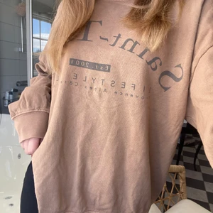 sweatshirt  - Mysig sweatshirt som är sparsamt använd, Lite overzize. Köpt för 333kr, Priset kan diskuteras💗