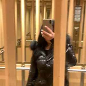 Gloss jacket feminina  - Säljer min gloss jacket från feminina som är sparsamt använd. Skriv för fler bilder! Storlek s 