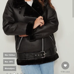Jacka  - En snygg PU jacka från Na-KD, sparsamt använd och i mycket fint skick! Storlek 42! Köpt för 1099kr! 