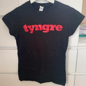 Träningströja från Tyngre  - Säljer en T-shirt från Tyngre i storlek S (mer som en XS). 
