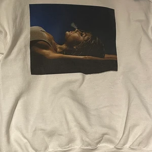 Ariana Grande Tour Merch - Köpte denna för 750kr när Ariana va på turné i Sverige, kom till användning för några år sen men inte längre. Tvättad o hel. Frakt ingår i priset!!