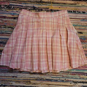 Rosa tenniskjol - Söt drömmig rosa rutig tenniskjol som tyvärr är i fel storlek. Färgen är något kallare i verkligheten. Använd ett fåtal gånger men i felfritt skick 💕