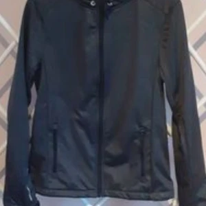 Vårjacka stl.s - Sparsamt använd vårjacka som är lite lätt fodrad.