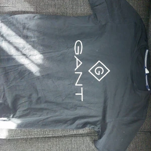 Gant T-shirt  - Barn storlek 170cm men sitter som en S. Köparen står för frakten, men priset går att diskutera! Skriv för mer info. Den är svart! 