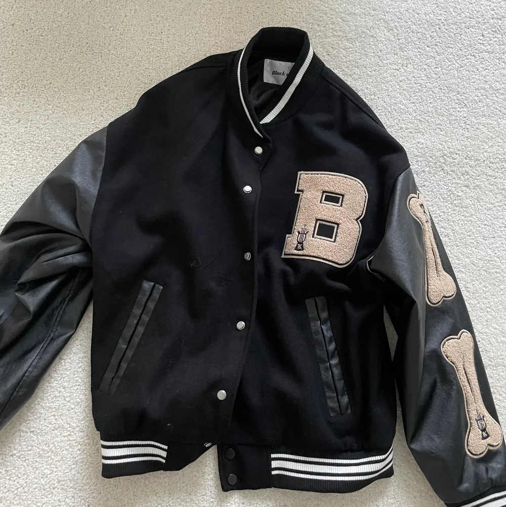 Trendig varsity jacka i svart/beige. Perfekt nu till våren. Använd 1 gång. I storlek S (oversized). Säljer för 499kr, nypris är 850kr. 🤎. Jackor.