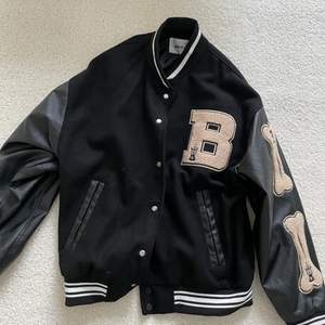 Trendig varsity jacka i svart/beige. Perfekt nu till våren. Använd 1 gång. I storlek S (oversized). Säljer för 499kr, nypris är 850kr. 🤎