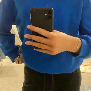 Blå sweatshirt - Jätte fin blå sweatshirt, använd 2 gånger ungefär och är i bra skick, säljer pga av den inte används längre, köparen står för frakten 