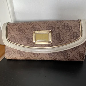 Guess plånbok - Guess plånbok (äkta), jätte bra skick, köptes förra året, den har jätte bra förvaring för både kontanter och många kort