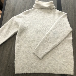 Vit/grå polotröja  - Jätte bra skick! Storlek M