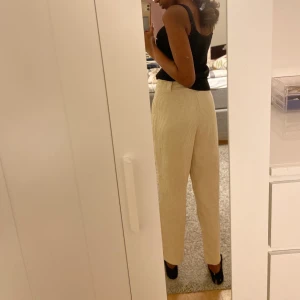 Byxor Giba tricot - Ett par super härliga beige randiga byxor. Är perfekta till sommaren.