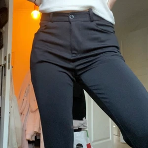 Kostymbyxor - Säljer ett par kostymbyxor i sååå skönt och mjukt material, känns nästan som mjukis 😍