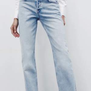 Säljer dessa snygga jeans eftersom jag redan har ett par. Det är den perfekta passformen, mid straight. Har använt en gång så nyskick💕