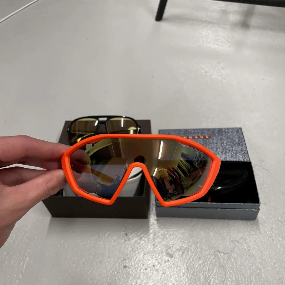 Säljer dessa Prada solglasögon. Cond - 9/10 nästan helt nya. Med kommer en box och Prada fodral.. Accessoarer.