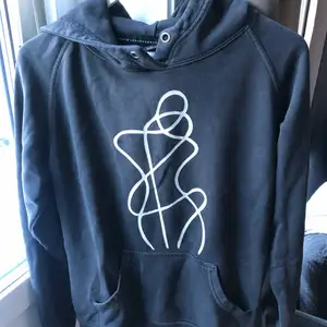 Snygg hoodie från ett UF företag, mönstret på tröjan står för att kvinnor inte är ett sexuellt objekt. De är en XXL enligt lappen i tröjan men den är som en L. Snöret till luvan är borttaget.  Mycket fin tröja med viktigt budskap 