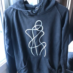 Hoodie - Snygg hoodie från ett UF företag, mönstret på tröjan står för att kvinnor inte är ett sexuellt objekt. De är en XXL enligt lappen i tröjan men den är som en L. Snöret till luvan är borttaget.  Mycket fin tröja med viktigt budskap 