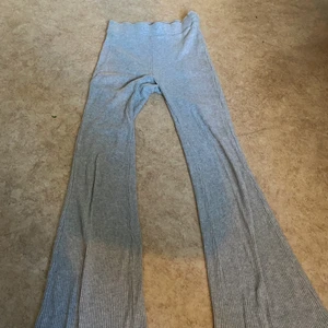 Mysbyxor - Mysbyxor från Bikbok gråa med utsvängda ben storlek xs 