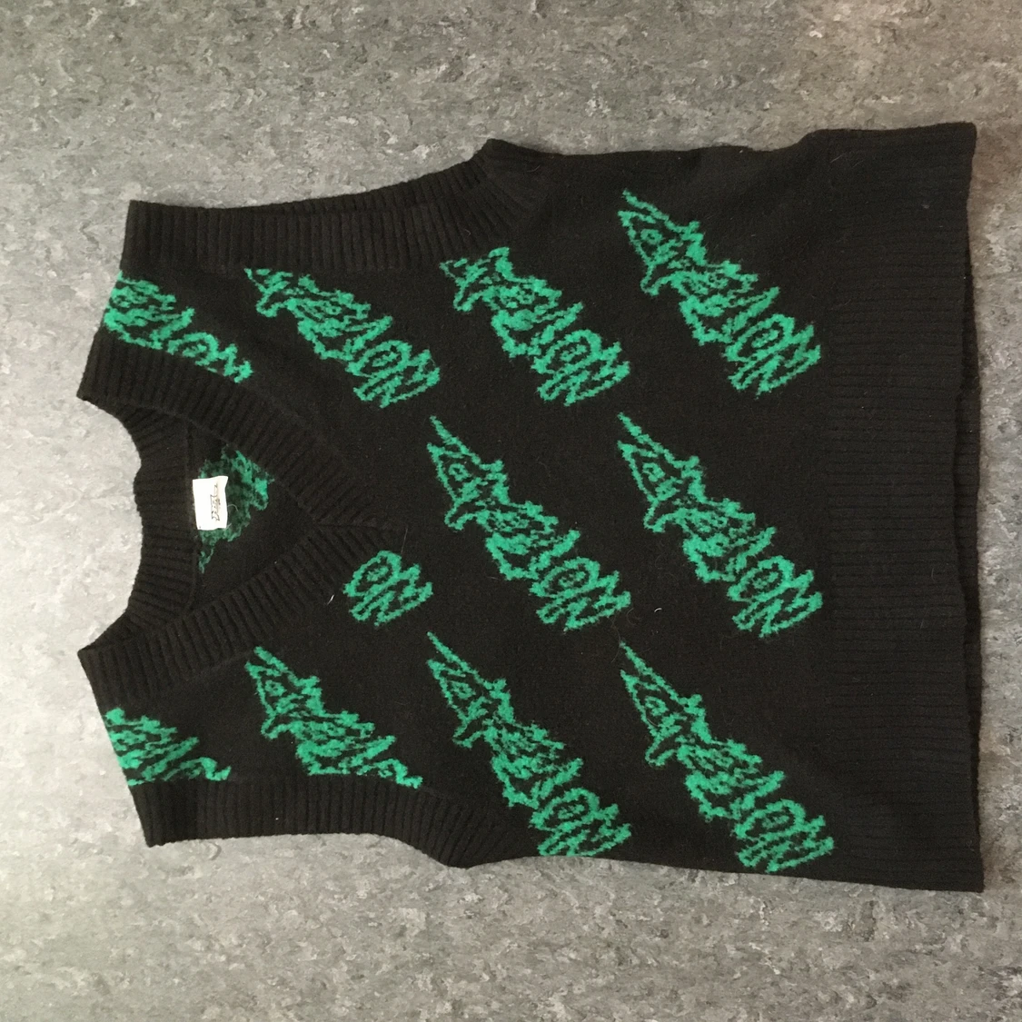 Svart och grön stickad tröja