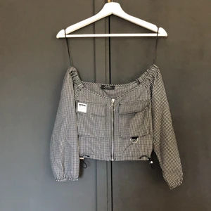 Offshoulder tröja  - Rutig offshoulder tröja från Bershka i storlek xs.