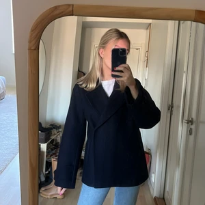 Kort kappa - Supersnygg kort marinblå kappa från Neverdenim, perfekt som vårjacka! Köpare står för frakt på 66kr 💛