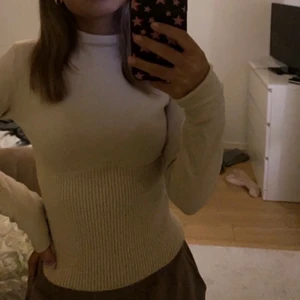 Stickad tröja - Så snygg tröja från chiquelle i jättefint skick! Bara använd 1-2 gånger❤️