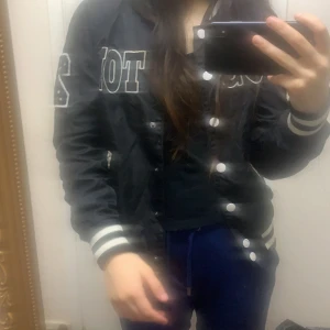 Jacka  - Hej säljer en trendig jacka/bomberjacka. Helt ny och ej haft användning och bara testat. Jätte fin och riktigt cool ❤️Skriv för intresse🥰 