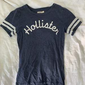 En väl använd Hollister T-shirt i storlek S. Den är i fint skick på sättet att det är inga lösa sömmar, hål etc. Däremot nopprig och lite ”skavd” på Hollister texten i fram. Köparen står för frakten
