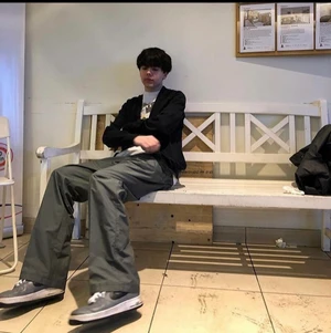 J Lindeberg byxor  - As sköna byxor med typ vind jacka material storlek 36 men sitter bra på mig med skärp på första bilden då jag är 175 