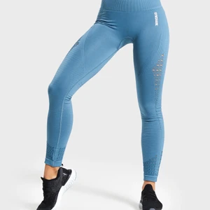 Gymshark energy seamless tights - Blåa träningstights från gymshark i storlek S. Väldigt sparsamt använda och sitter jättefint på! Skriv för fler bilder:) Nypris 600kr