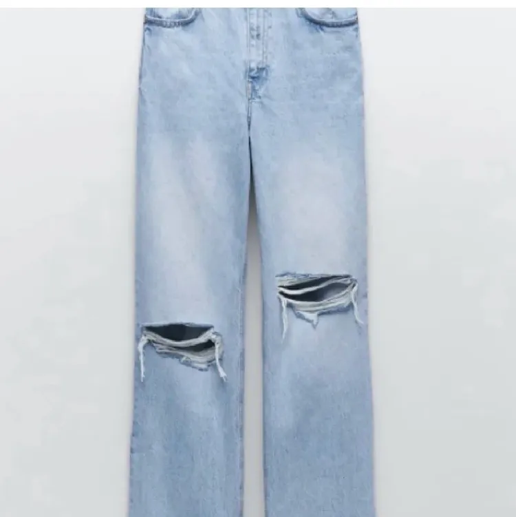Håliga vida jeans från zara i storlek 32 💞passar någon runt 160cm. Jeans & Byxor.