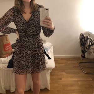Leopardklänning storlek XS/S - Säljes pga används ej. Resor i midjan.
