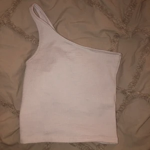 Topp  - En topp från Gina med en arm, väldigt populär och slutsåld! Frakt 40kr