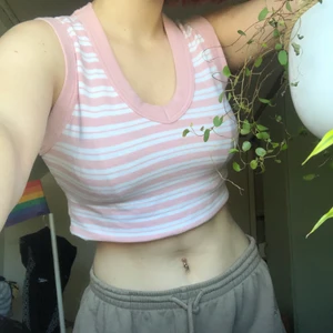 Rosa randigt linne - Rosa-vitt linne med Vneck. Från 00talet. Magtröja